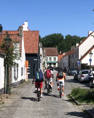 Met de fiets vanuit de vakantiewoning in Damme naar de padelstage in Brugge. Deze padelstages worden georganiseerd door ZaligAanZee Padelvakanties.