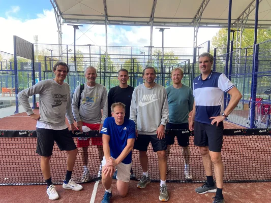 Groep op Padelstage in Brugge bij de Attak Padel Academy van Vincent Dedecker georganiseerd door ZaligAanZee Padelvakanties.