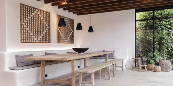 De Japandi eetkamer met grote eettafel van dit mooie vakantiehuis in Damme bij Brugge.